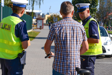 Policjanci i rowerzysta - materiał poglądowy 