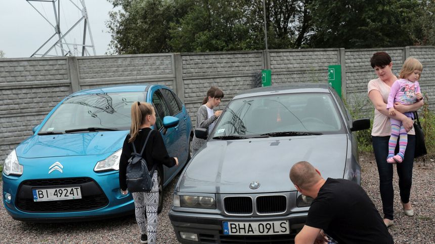 Rodzina kupuje używany samochód - materiał poglądowy