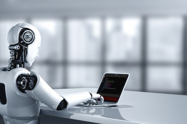 Robot kouje na komputerze - materiał poglądowy