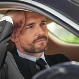 Zamyślony mężczyzna