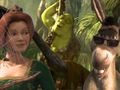 Trzej animowani bohaterowie w lesie: Shrek, Fiona z koroną i osioł w okularach przeciwsłonecznych