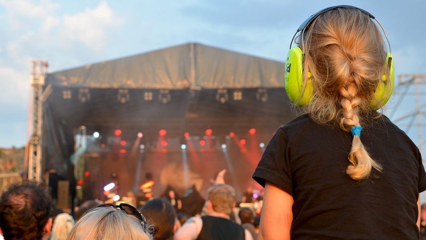 Dziecko na festiwalu rockowym 