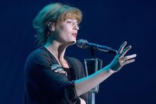 Florence Welch z piosenką do "Cruella"