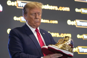 Donald Trump sprzedaje złote trampki 