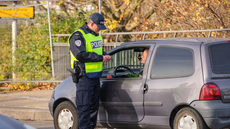 Kobieta szpiegowała policjantów