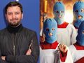 Mężczyzna patrzy w obiektyw, obok ministranci w kominiarkach