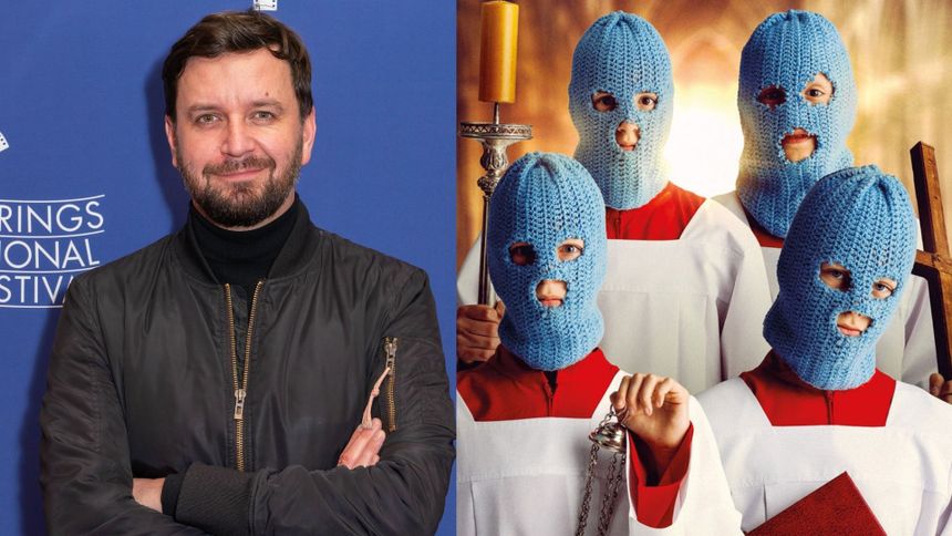 Mężczyzna patrzy w obiektyw, obok ministranci w kominiarkach