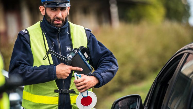 Policjant pomiar prędkości