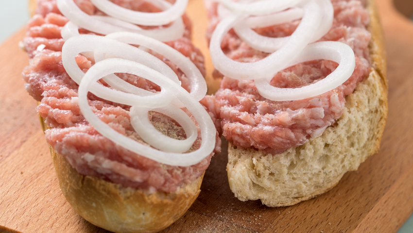 Mettbrötchen, niemiecka kuchnia, śniadanie w Niemczech