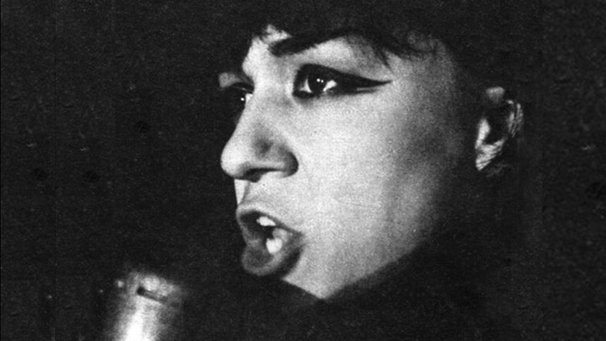 Kobieta śpiewająca do mikrofonu