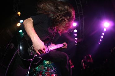 Metalowy gitarzysta
