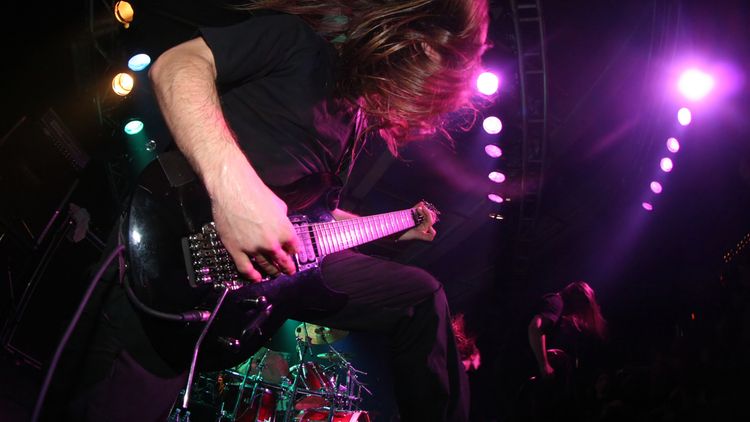 Metalowy gitarzysta