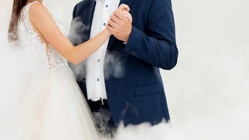Para młoda, pierwszy taniec
