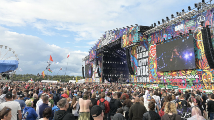 Pol'and'Rock Festival scena i tłum ludzi