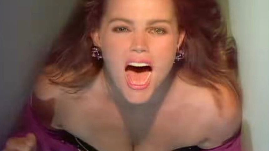 Belinda Carlisle w teledysku do piosenki 
