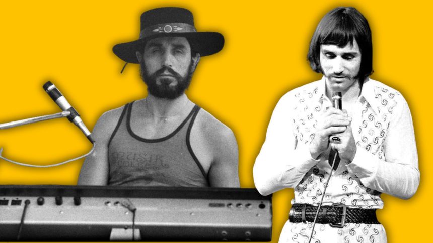 Mężczyzna z mikrofonem i przed pianinem