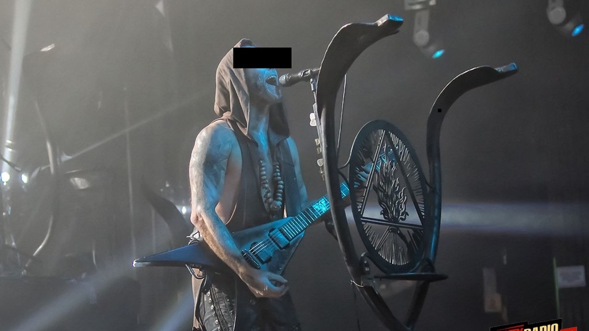Frontman grupy Behemoth oskarżony o znieważenie polskiego godła - Antyradio