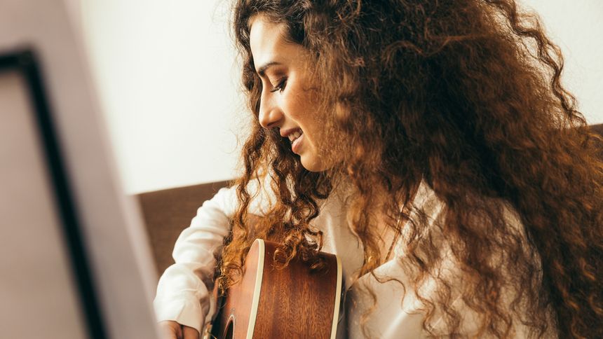 Fender wykazał, że połowa nowych gitarzystów to kobiety - Antyradio