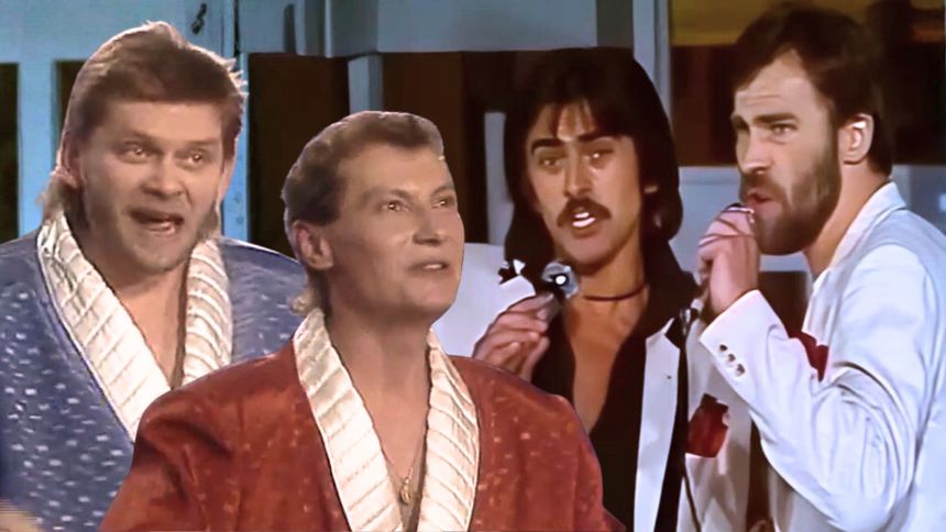 Grupa mężczyzn w kolorowych szlafrokach na scenie, dwóch z nich śpiewa do mikrofonu