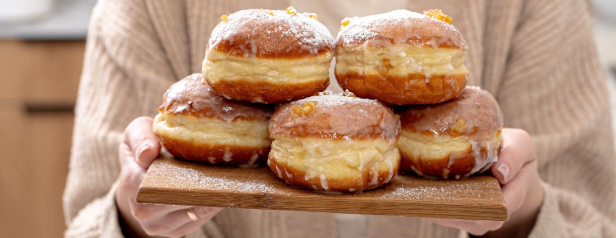 Świeże polskie pączki z cukrem pudrem na Tłusty Czwartek 2026