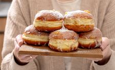 Świeże polskie pączki z cukrem pudrem na Tłusty Czwartek 2026