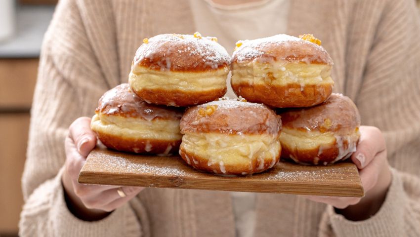 Świeże polskie pączki z cukrem pudrem na Tłusty Czwartek 2026