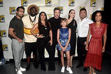 Kumail Nanjiani, Brian Tyree Henry, Salma Hayek, Richard Madden, Lia McHugh, Angelina Jolie, Don Lee i Lauren Ridloff - Eternals - obsada filmu Marvela