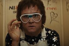 Taron Egerton jako Elton John - Rocketman - kadr z filmu
