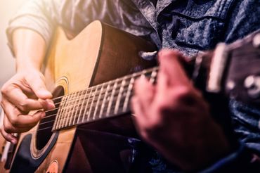 Mężczyzna gra na gitarze akustycznej