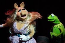 Muppety - Świnka Piggy i Kermit Żaba - zdjęcie z przedstawienia w The O2 Arena w Londynie