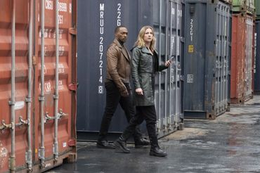 Falcon and the Winter Soldier - Anthony Mackie i Emily VanCamp - kadr z serialu Marvela