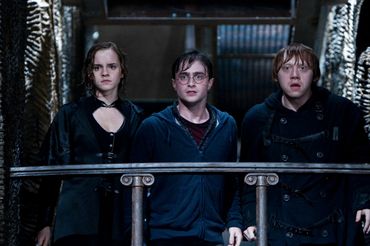 EMMA WATSON (Hermiona Granger), DANIEL RADCLIFFE (Harry Potter) RUPERT GRINT (Ron Weasley) - Harry Potter i Harry Potter i Insygnia Śmierci: Część II - kadr z filmu
