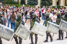 Żołnierze i protestujący na głównym placu Niepodległości w pobliżu siedziby rządu podczas pokojowego protestu przeciwko sfałszowanym wyborom w Mińsku na Białorusi. Mińsk, Białoruś - 15 sierpnia 2020 r. - materiał poglądowy