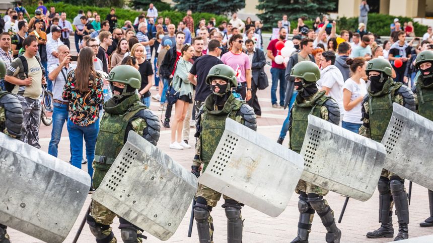 Żołnierze i protestujący na głównym placu Niepodległości w pobliżu siedziby rządu podczas pokojowego protestu przeciwko sfałszowanym wyborom w Mińsku na Białorusi. Mińsk, Białoruś - 15 sierpnia 2020 r. - materiał poglądowy