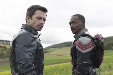 Falcon and the Winter Soldier - Sebastian Stan i Anthony Mackie - kadr z serialu Marvela