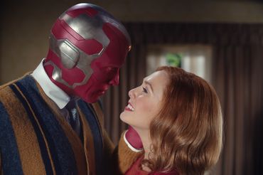 Paul Bettany (Vision) i Elizabeth Olsen (Scarlet Witch) - WandaVision - kadr z serialu Marvela