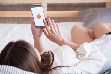 Kobieta korzystająca z Tindera