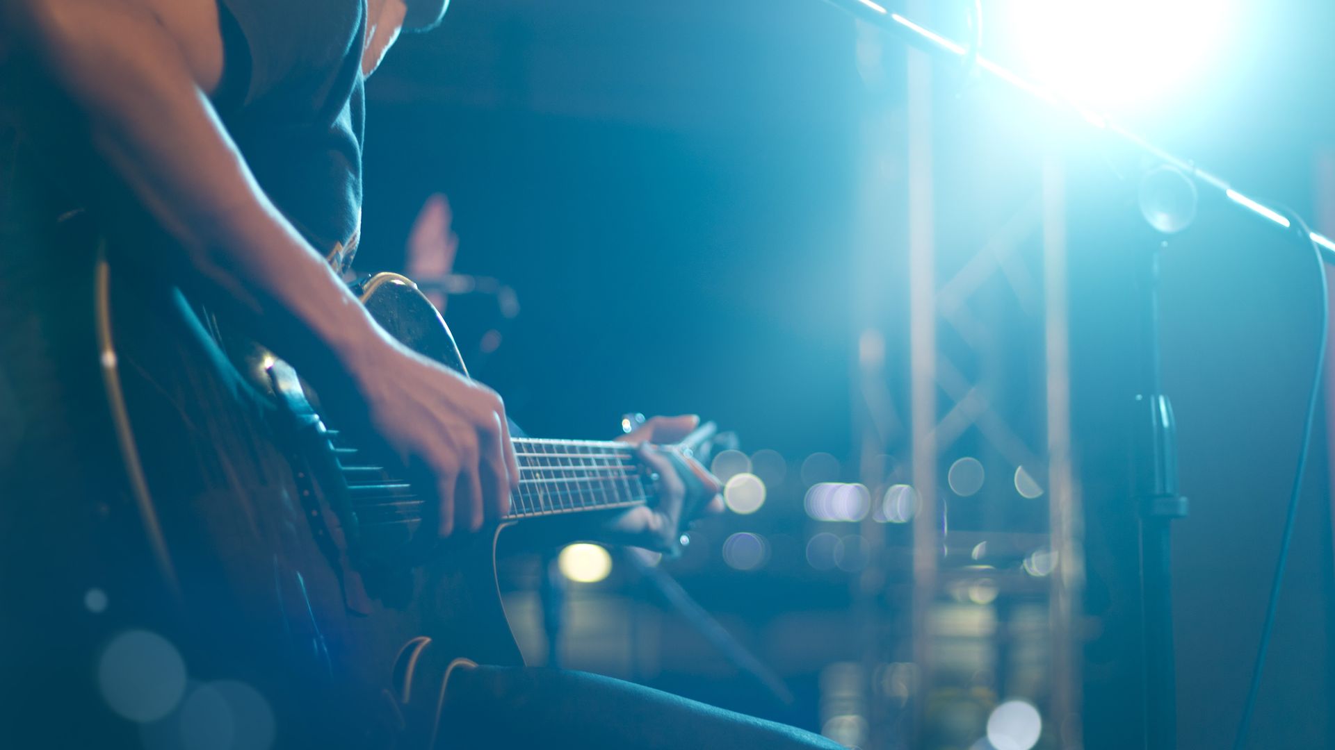 Gitara z gwoździ warta niemal 2 tysiące dolarów - Antyradio