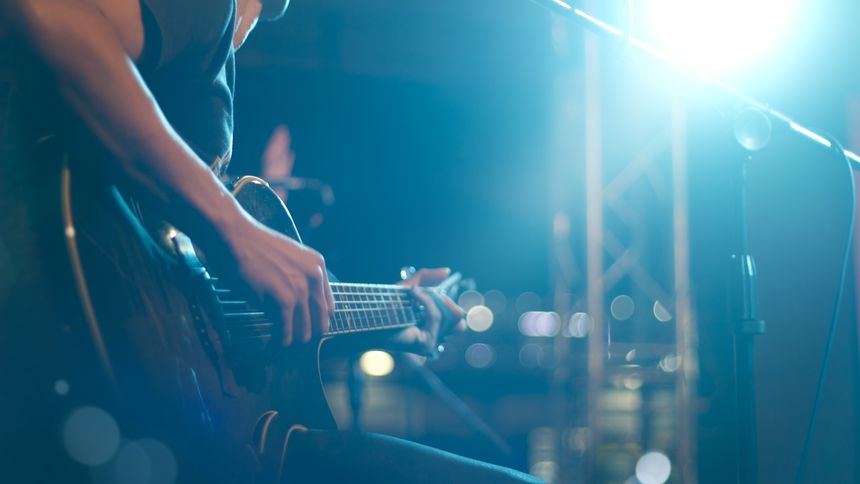 Gitara z gwoździ warta niemal 2 tysiące dolarów - Antyradio