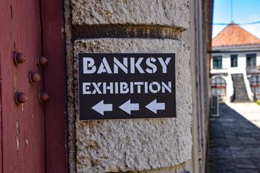 Tabliczka "Banksy Exhibition"