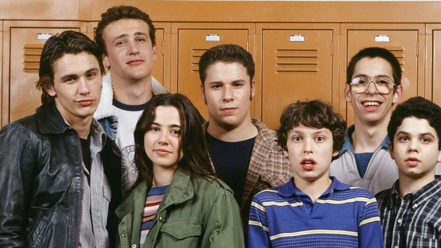 LINDA CARDELLINI; JAMES FRANCO; SAMM LEVINE; SETH ROGEN; MARTIN STARR; JASON SEGEL; JOHN FRANCIS DALEY - Freaks and Geeks - kadr z serialu