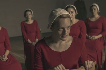 Opowieśc podręcznej - Elisabeth Moss - kadr z serialu