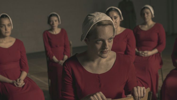 Opowieśc podręcznej - Elisabeth Moss - kadr z serialu