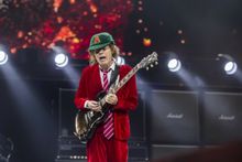 Angus Young z AC/DC podczas koncertu