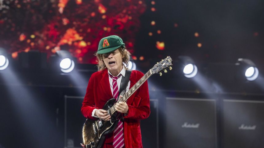 Angus Young z AC/DC podczas koncertu