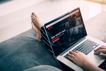 Kobieta oglądająca Netfliksa