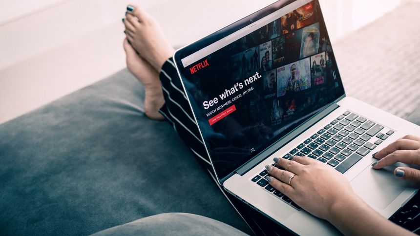 Kobieta oglądająca Netfliksa