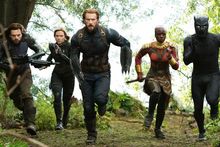 Chris Evans, Scarlett Johansson, Sebastian Stan, Danai Gurira i Chadwick Boseman -  Avengers: Infinity War - kadr z filmu Marvela