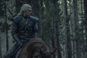Wiedźmin - Henry Cavill jako Geralt - kadr z serialu Netflix