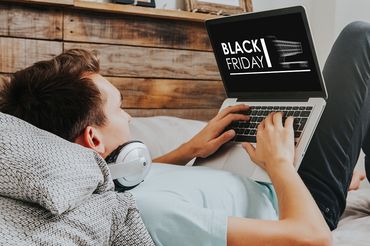 Mężczyzna robi zakupy online w Black Friday